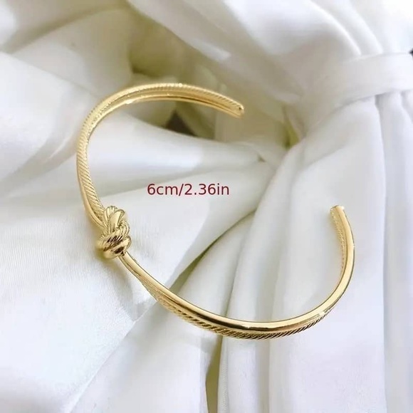 Luxury 18K Gold Plated Knot Bracelet - Picture 2 of 6